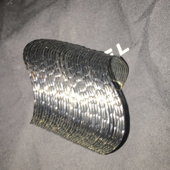 Wavy wide cuff bracelet - Picture 1 of 6